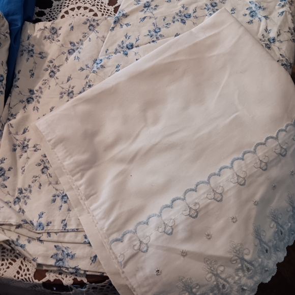 Thick Qn set  bottom/top sheet- dif sets  match great, 2 cases plus 1 extra king - Picture 3 of 6